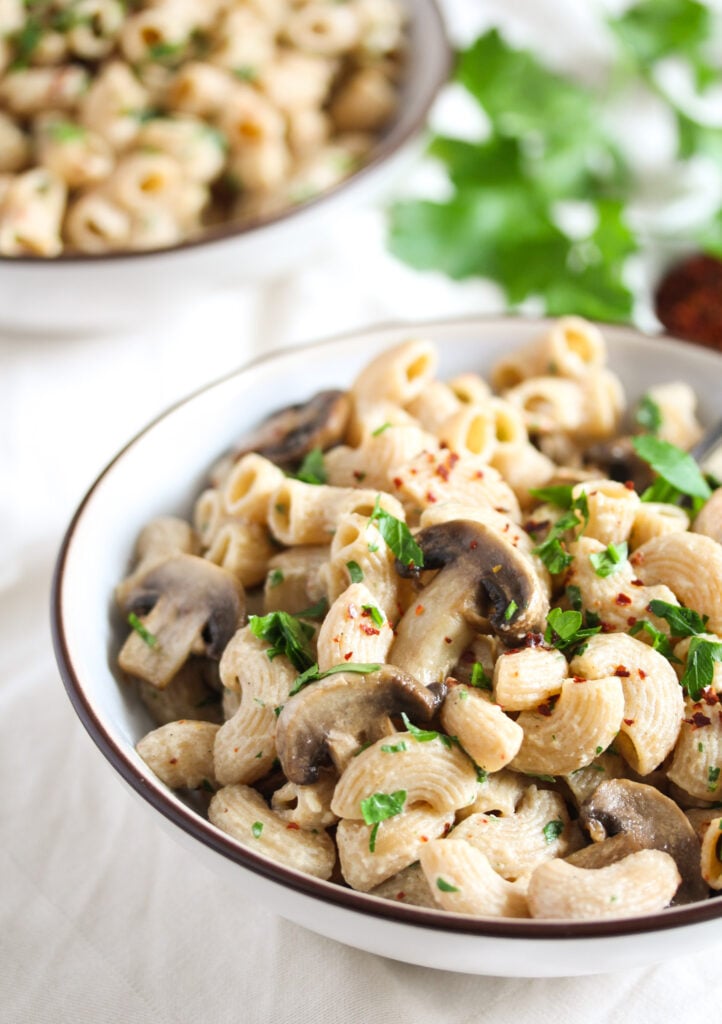 pasta tahini with mushrooms in bowls.