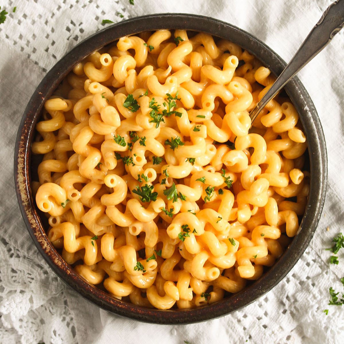creamy mac and cheese without flour in a bowl with a spoon in it.