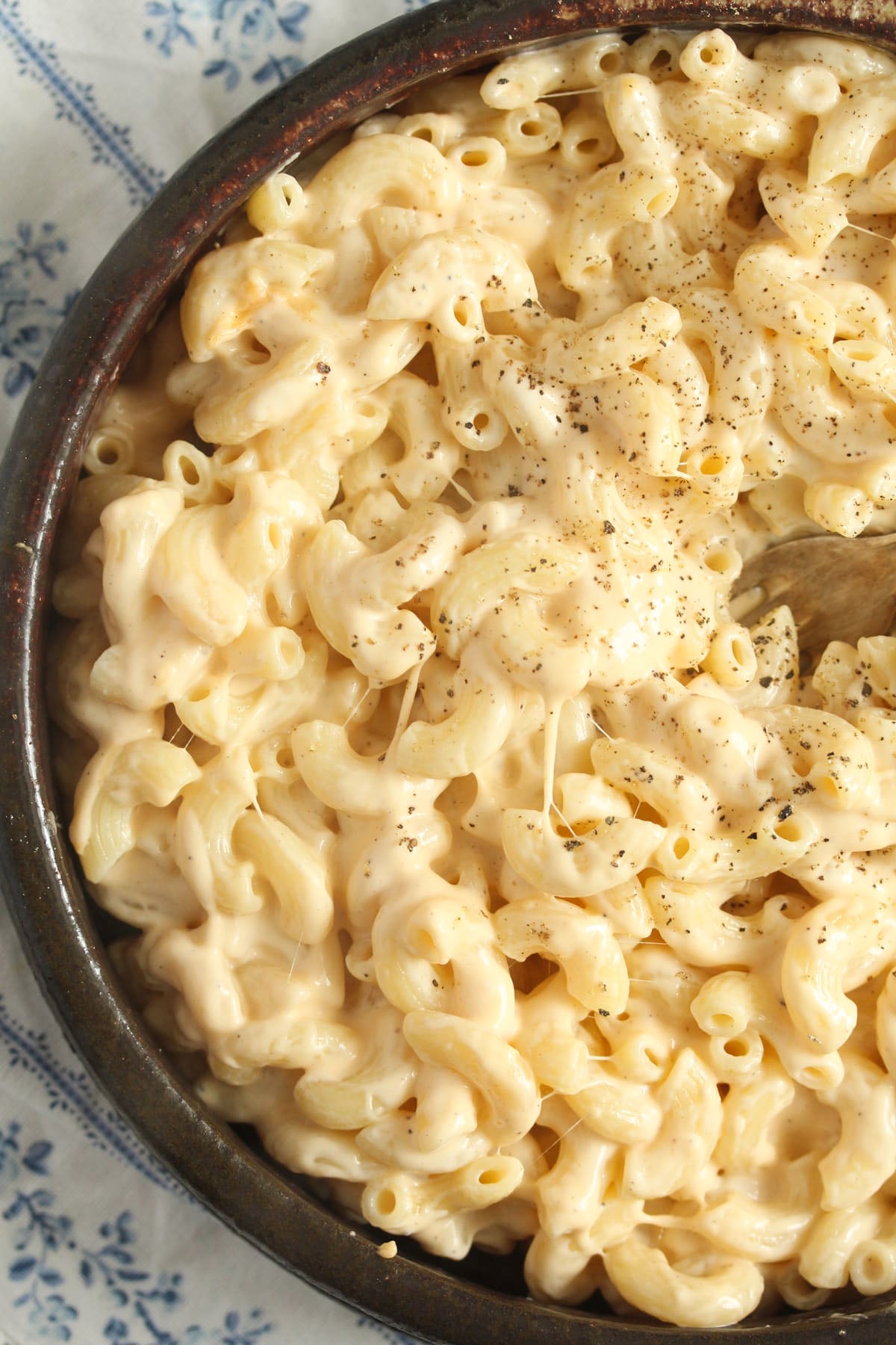 a bowl of creamy mac and cheese without milk.