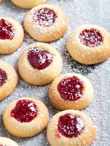 strawberry jam cookies sprinkled with icing sugar.