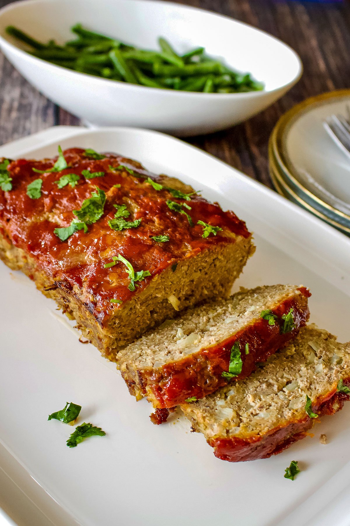 Sliced meatloaf that can be served with macaroni and cheese.