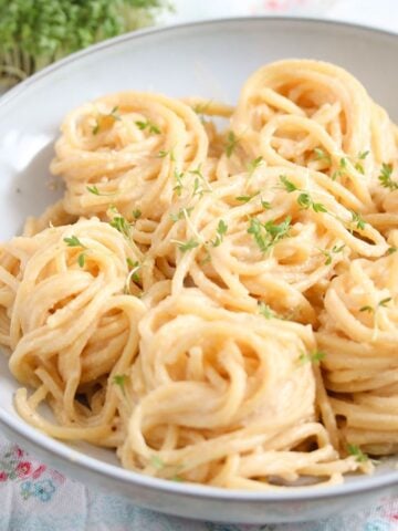 vegan cauliflower macaroni and cheese in a large pasta bowl.