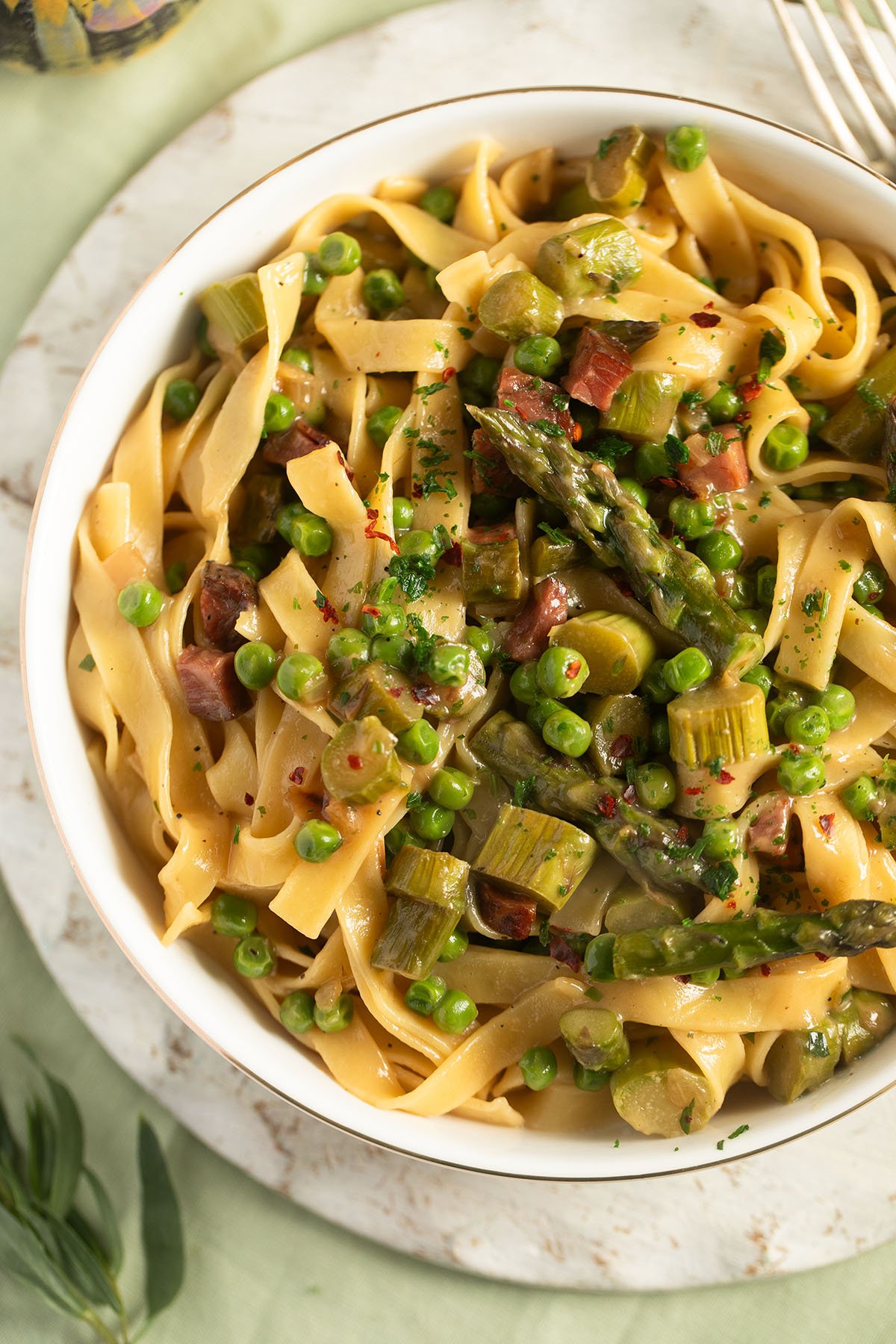 pasta with asparagus and peas in a larg bowl.