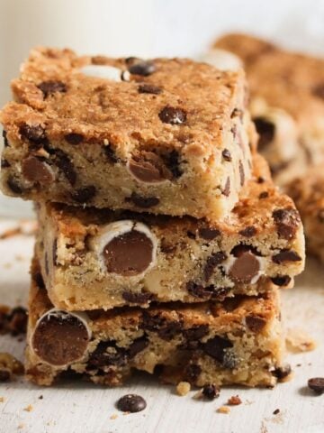 mini egg cookie bars pieces stapled on the table.