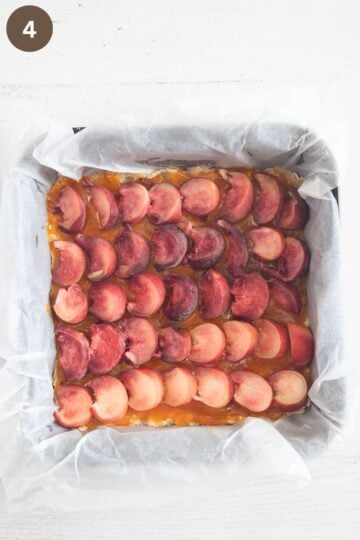 arrange fresh peach slices in a baking dish for making bars.