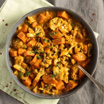 creamy sweet potato caulifower curry with coconut milk.