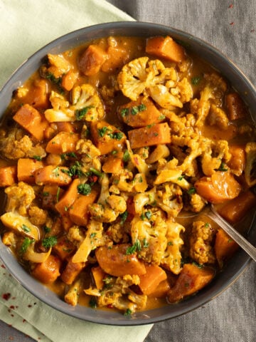 creamy sweet potato caulifower curry with coconut milk.